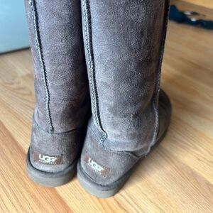 BROWN UGGS